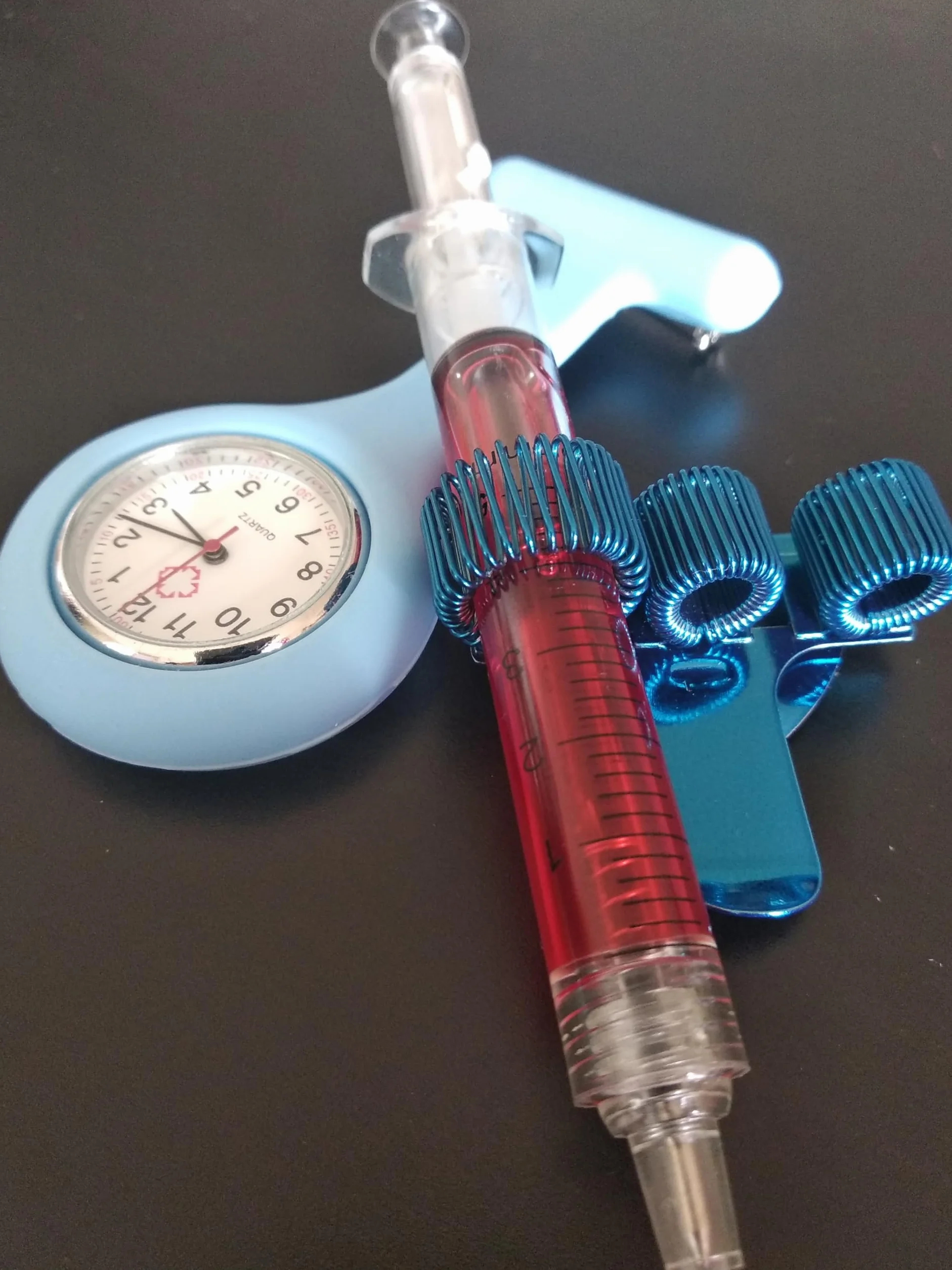 Porte-Stylo Triple de Poche pour Blouse Infirmiere, Docteur - Fabriqué en Métal avec Clip d'Attache Robuste (Noir)