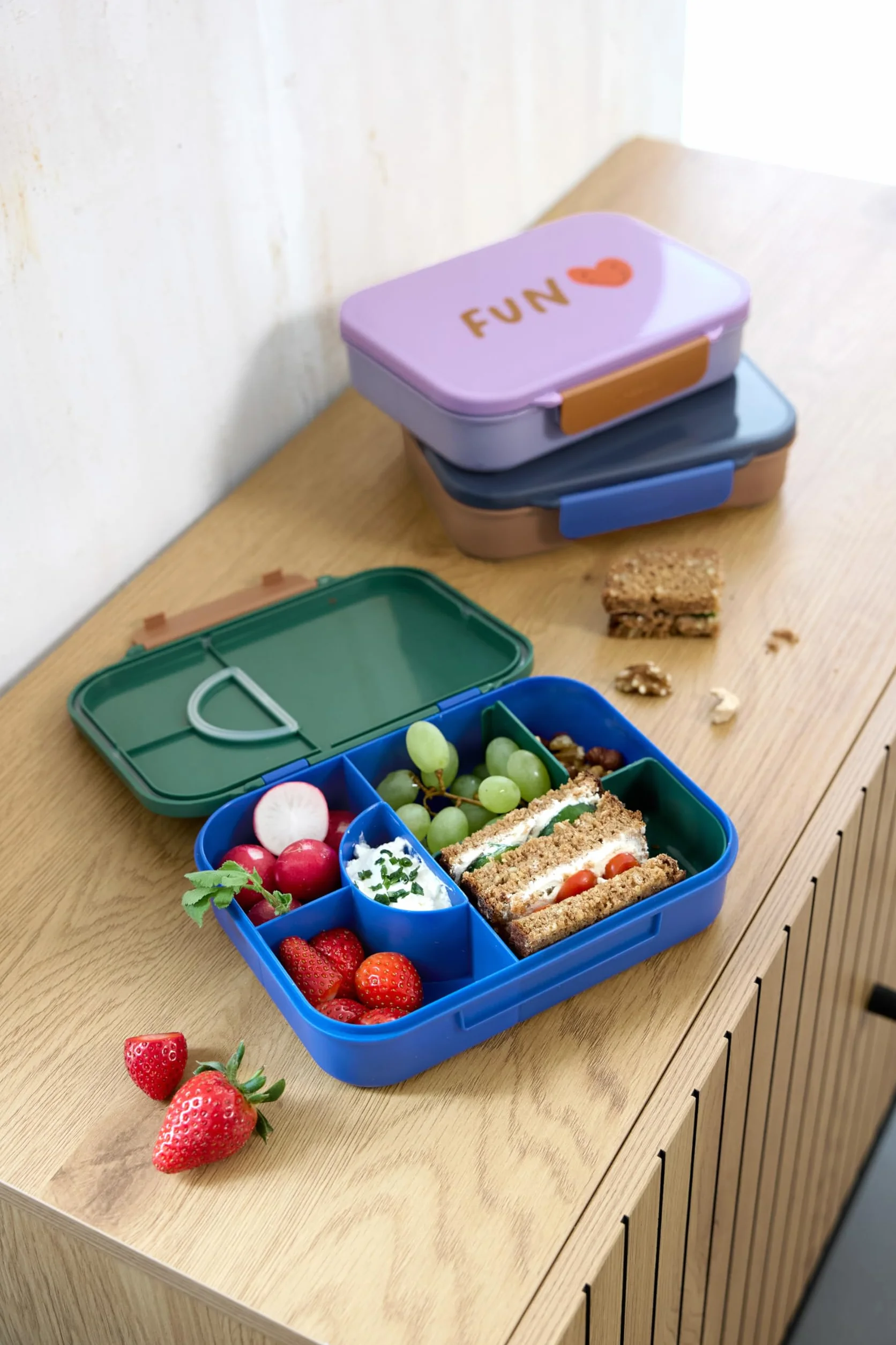 LÄSSIG Boîte à pain enfants sans BPA avec séparation amovible Little Gang Rainbow green