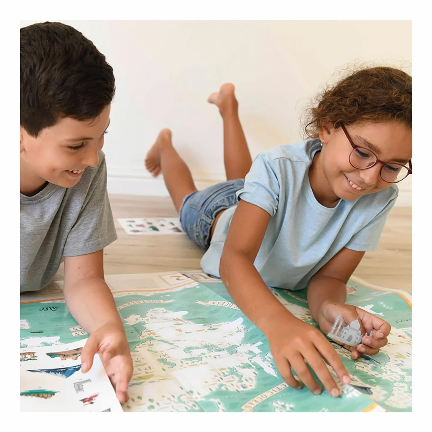 POPPIK Carte du Monde Multilingue Poster d'Apprentissage Interactif avec Autocollants Voyage du Monde 68 x 100 cm