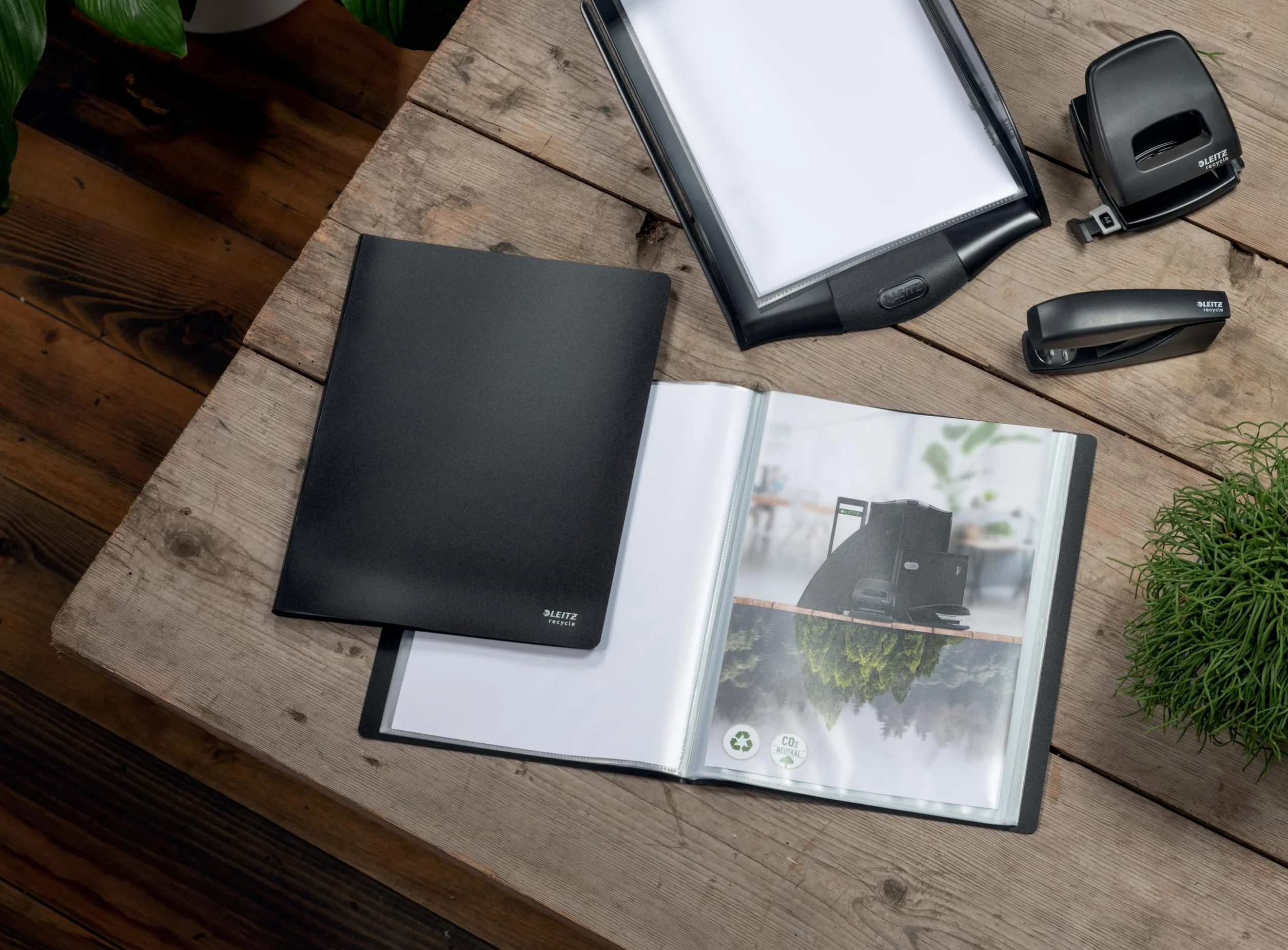 Leitz A4 Reliure Protège-Documents 20 Pochettes Plastifiées, Capacité 40 Feuilles, Noir