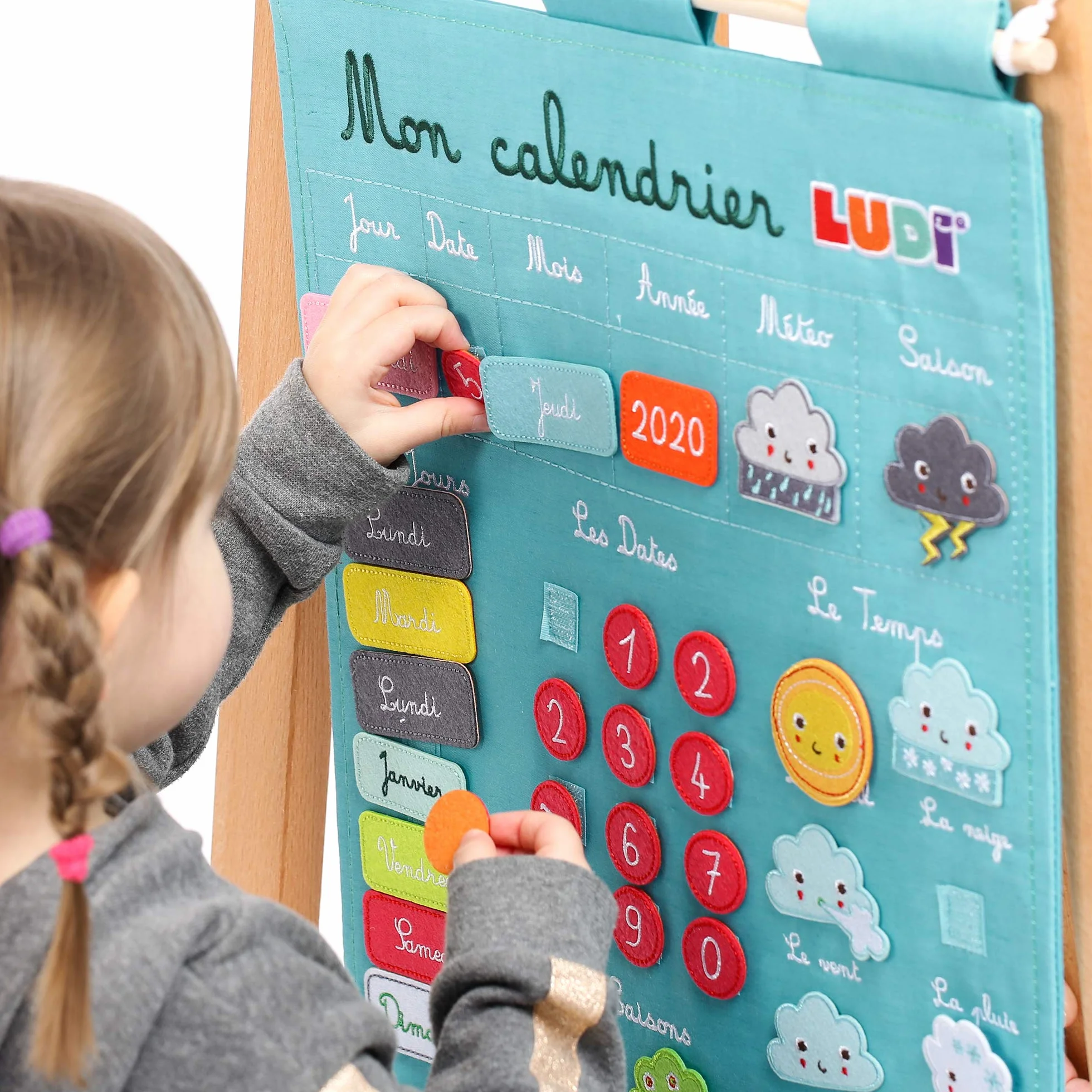 LUDI Calendrier éducatif bleu en tissu brodé 45 étiquettes amovibles à scratch 40 x 53 cm dès 3 ans