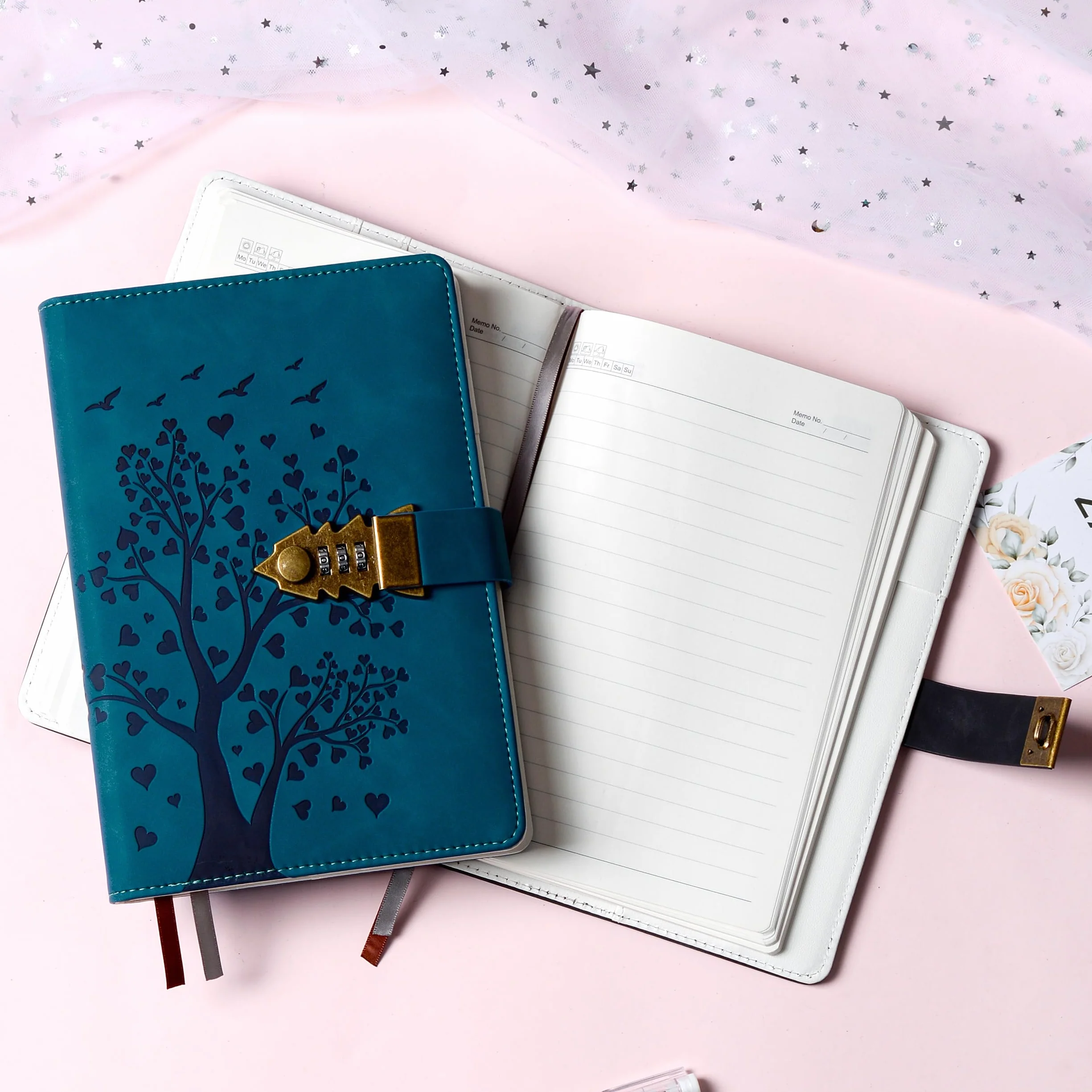 Carnet cuir PU A5 244 pages serrure combinaison motif arbre cœur bleu paon