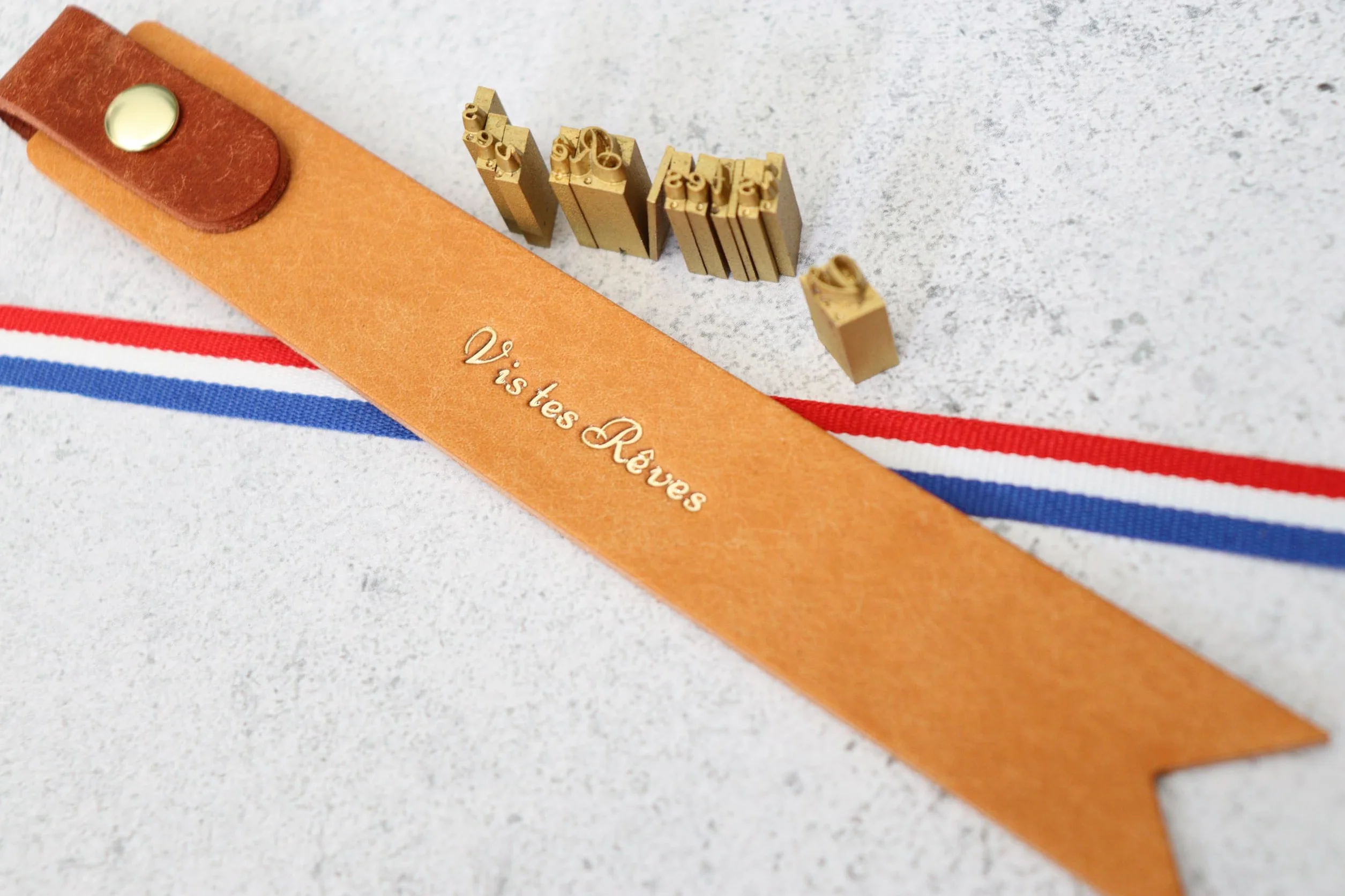 Marque-page en cuir véritable personnalisable fait main