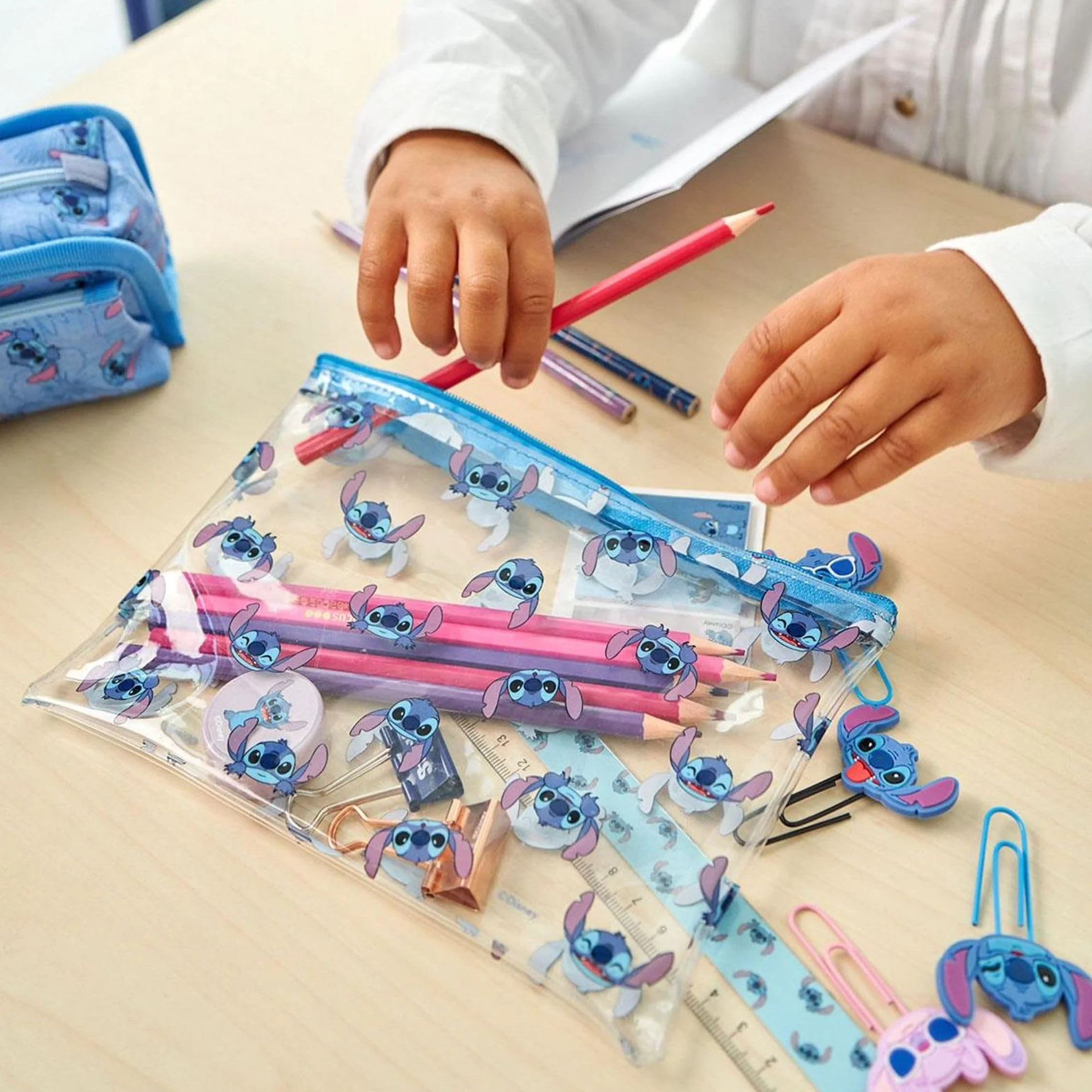 Set Papeterie Stitch Cerdá Life's Little Moments Bleu avec Trousse Cahier Crayon Taille-Crayon Gomme Règle Notes Autocollantes Trombones