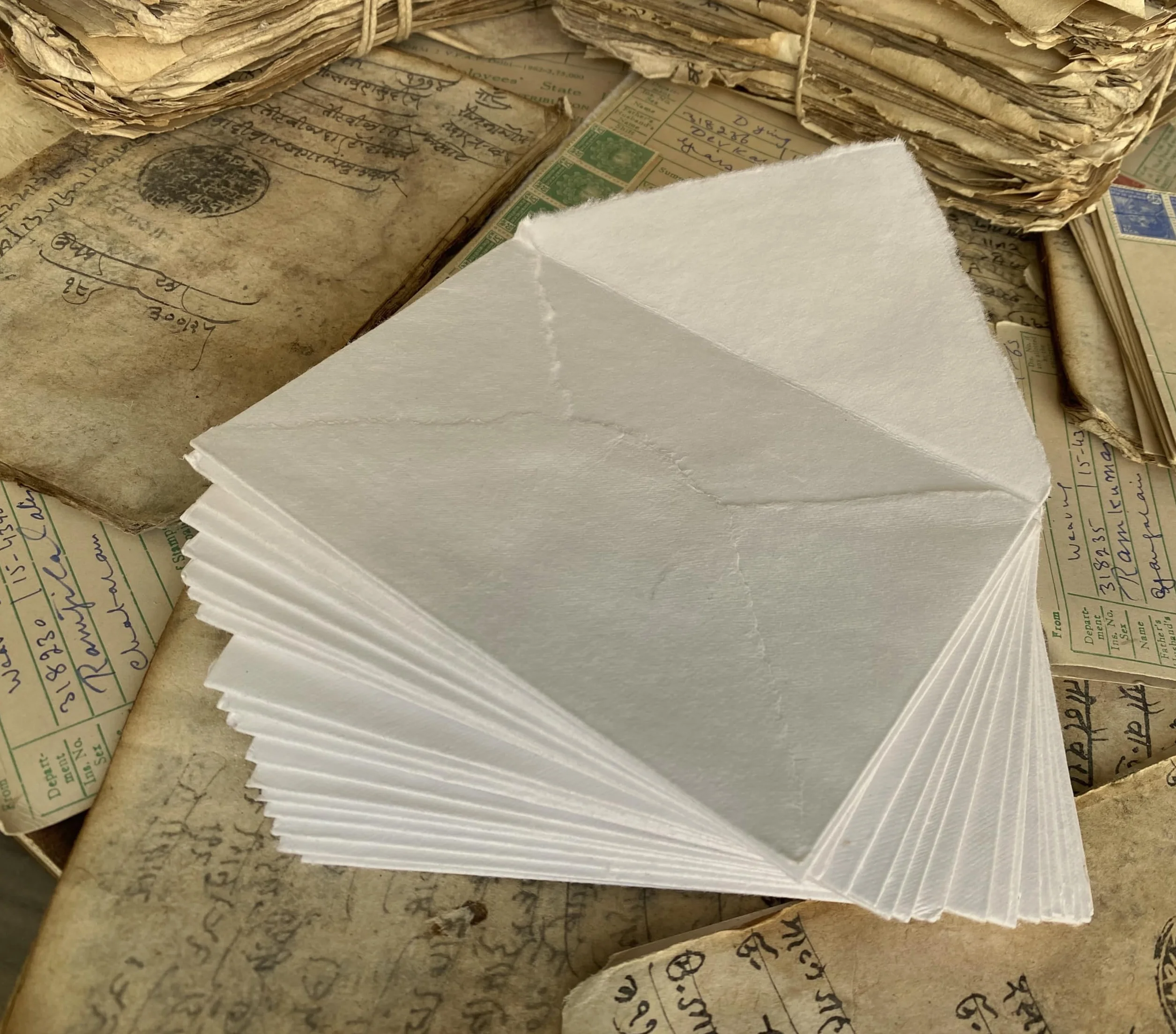 Enveloppes Crème/Ivoire Faites Main à Bords Frangés 15x23 cm Lot de 25 150 GSM