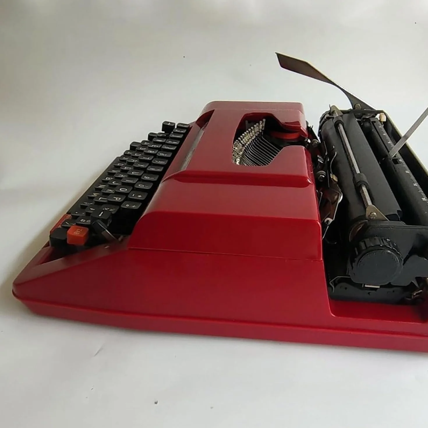 Machine à écrire manuelle classique rouge vintage antique