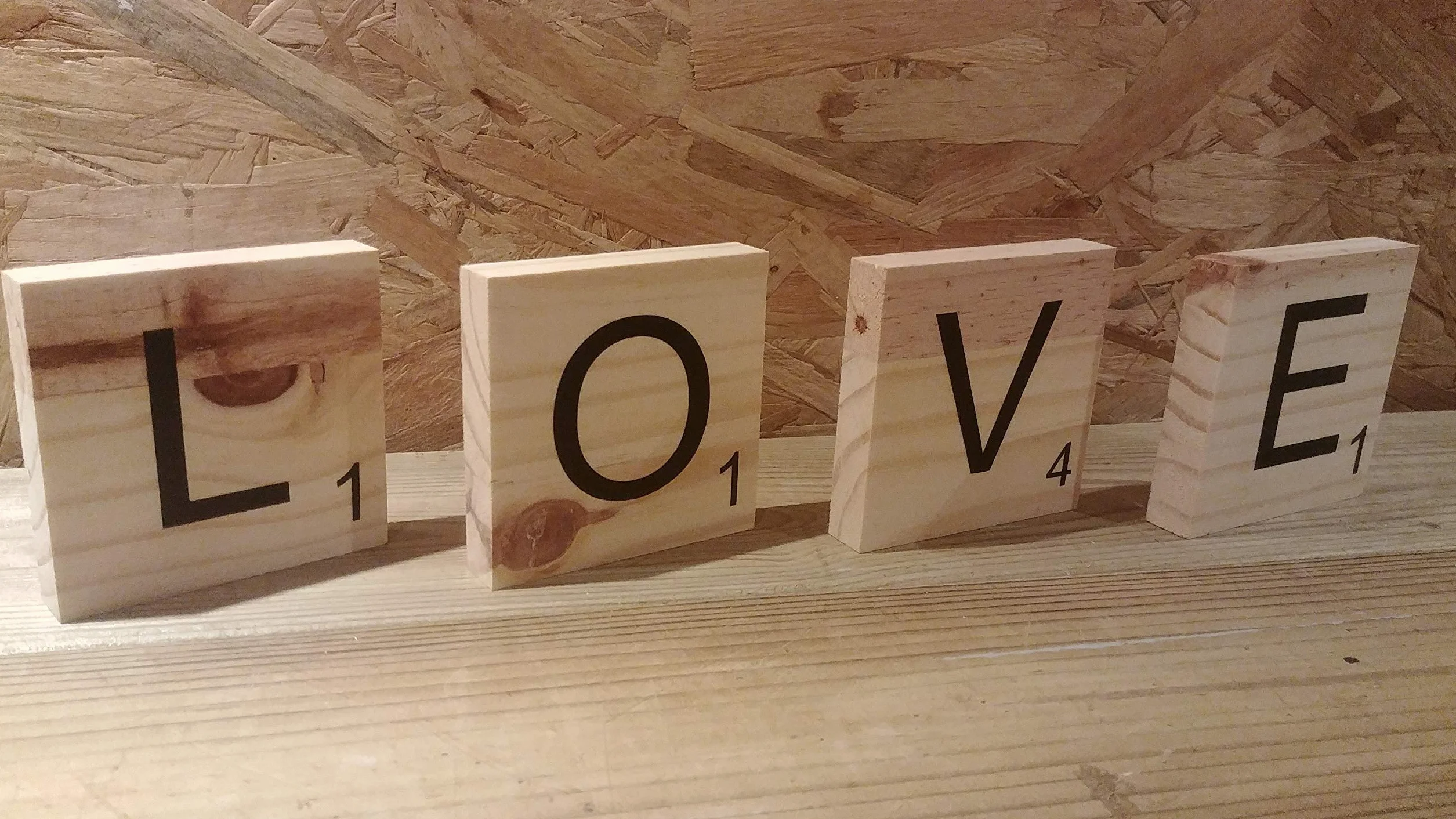 Lettres en bois façon Scrabble
