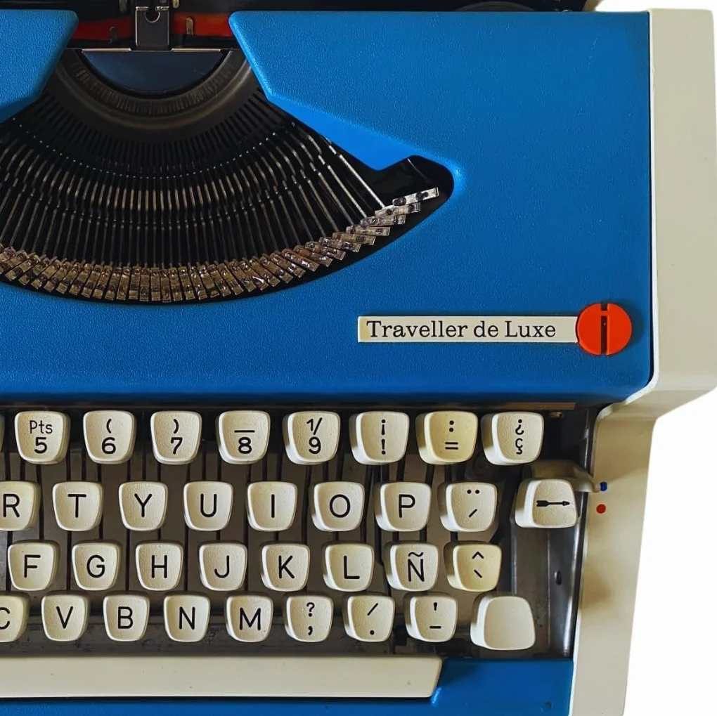 Machine à écrire vintage Olympia Traveller de luxe bleue clavier espagnol révisé fonctionnel collectionneurs
