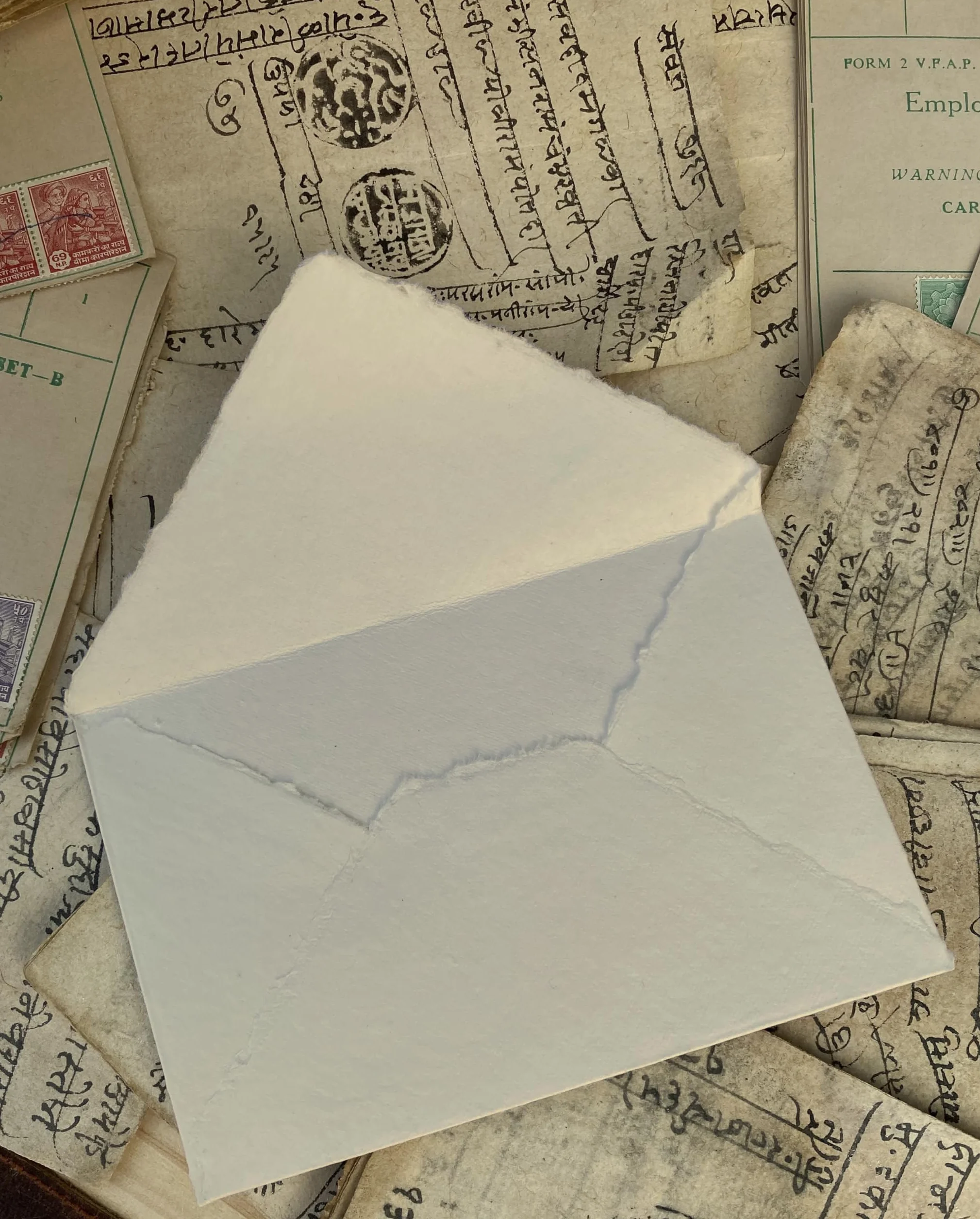 Enveloppes Crème/Ivoire Faites Main à Bords Frangés 15x23 cm Lot de 25 150 GSM