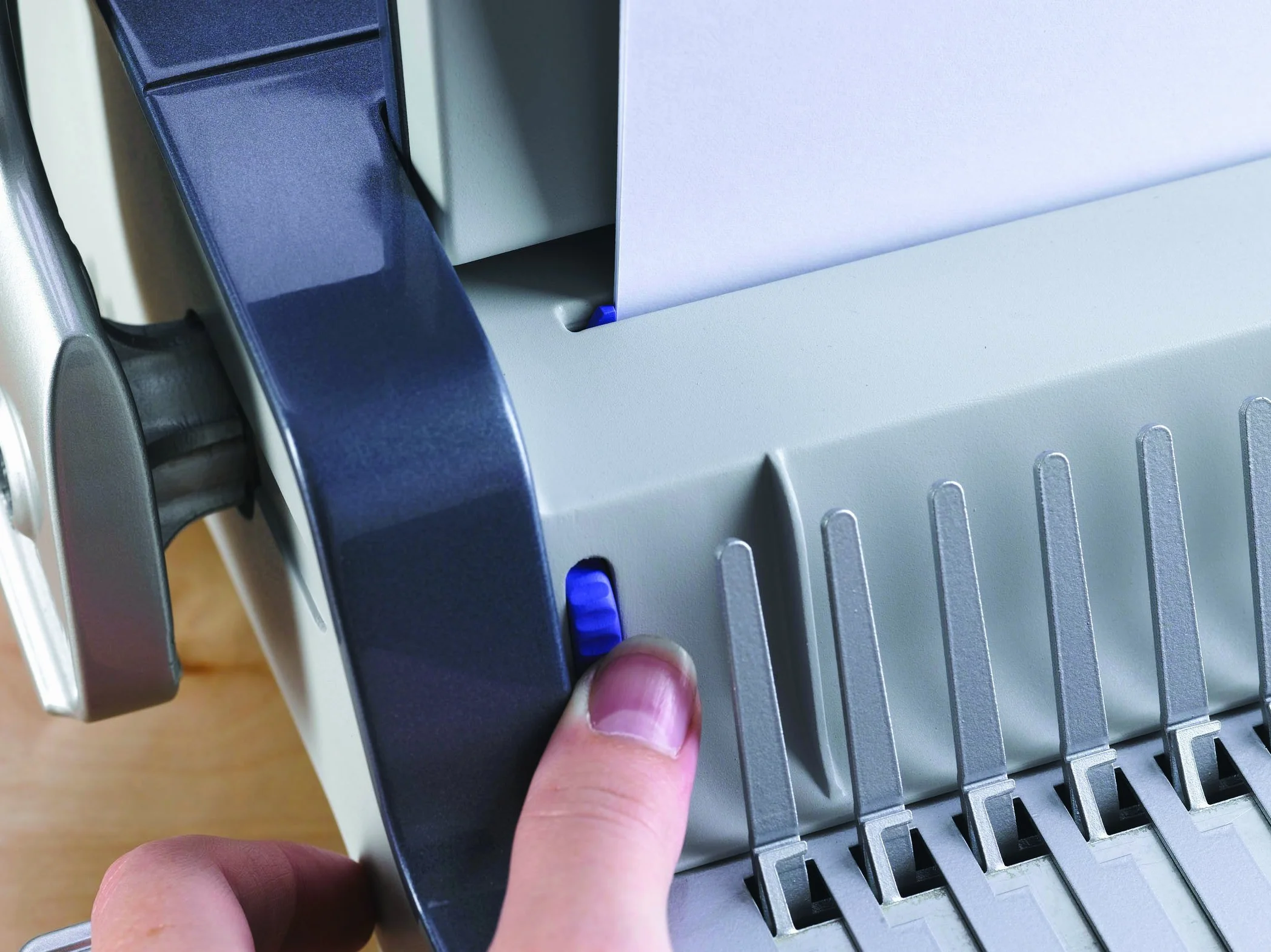 Fellowes Quasar+ Machine à relier 21 trous 500 feuilles Argent