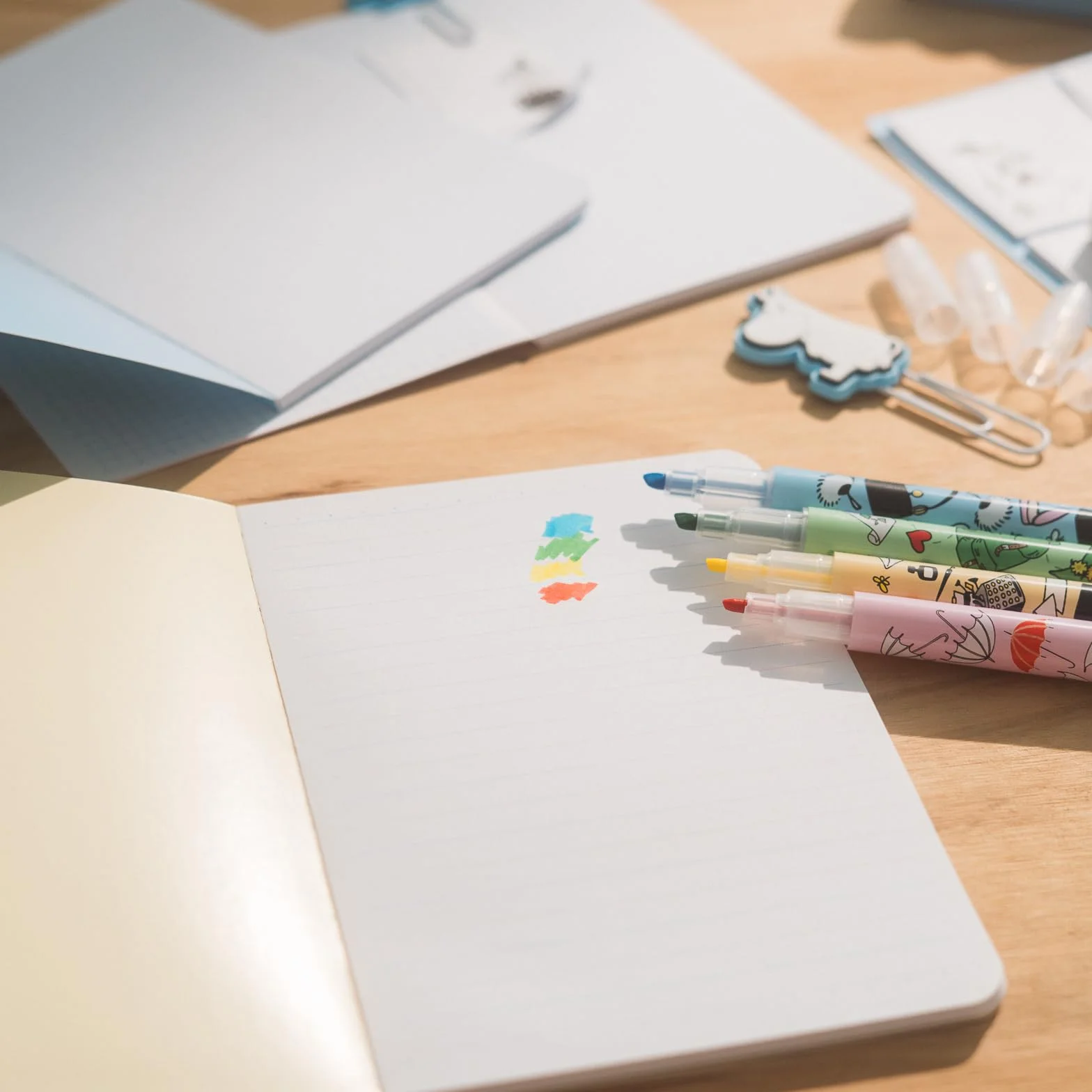 Grupo Erik Set de Papeterie Moomin Stylo Bille Crayon Papier Surligneurs Carnets A6 Stickers Kawaii