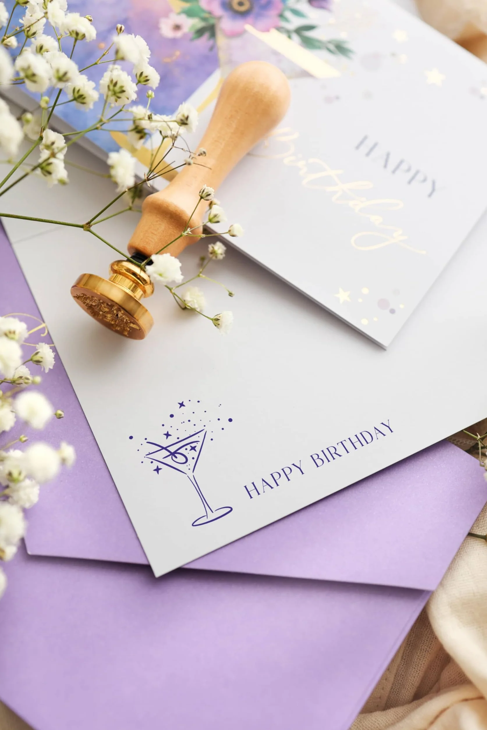 Carte anniversaire 60 ans femme élégante avec illustration florale martini et enveloppe pastel