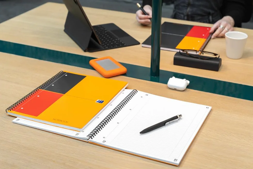 OXFORD Cahier International Notebook A4+ Ligné 6mm 160 Pages Reliure Intégrale Couverture Carte Orange