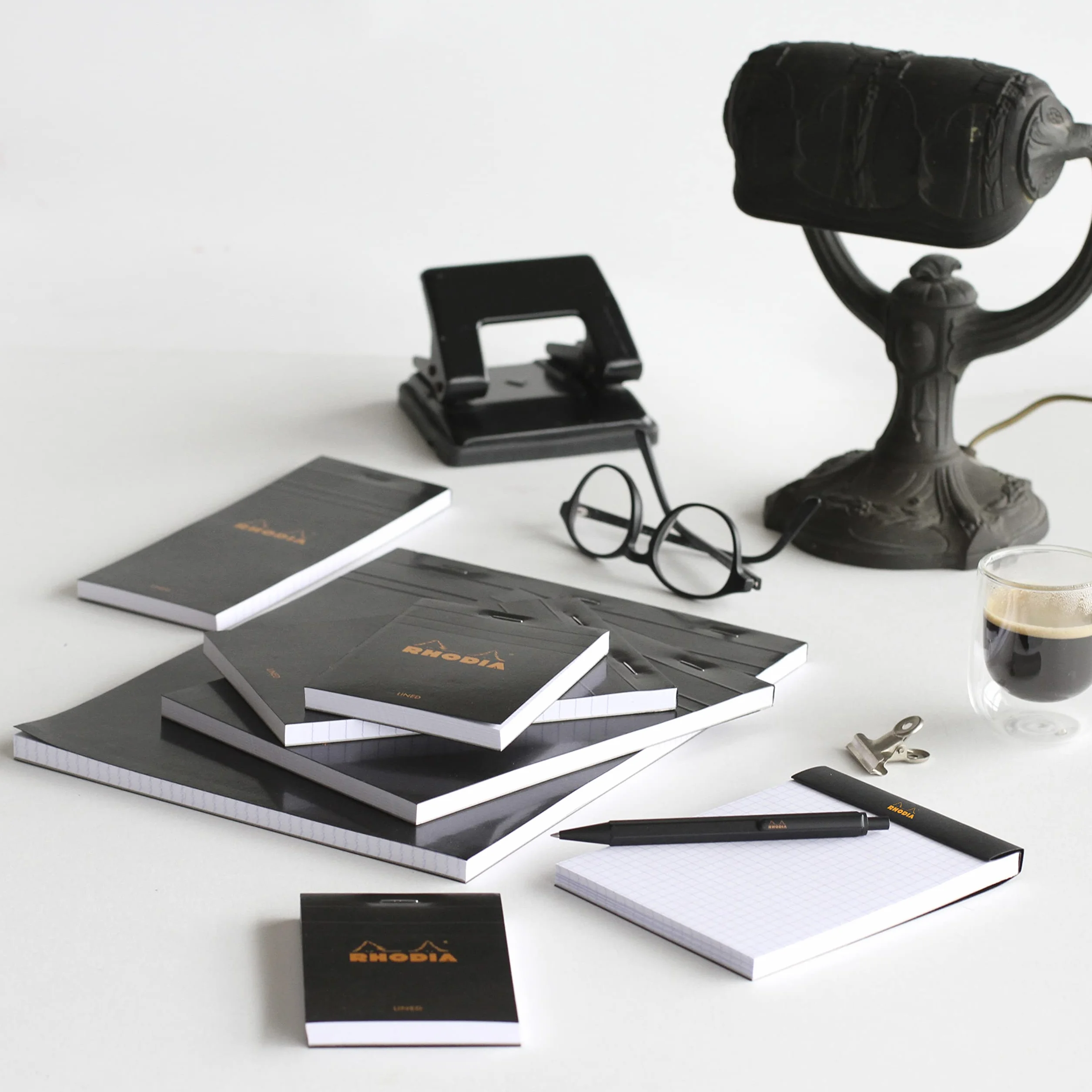 Rhodia Bloc-Notes Agrafé N°13 Black A6 Ligné 80 Feuilles Détachables Papier Clairefontaine 80 g/m² Paquet de 10 blocs