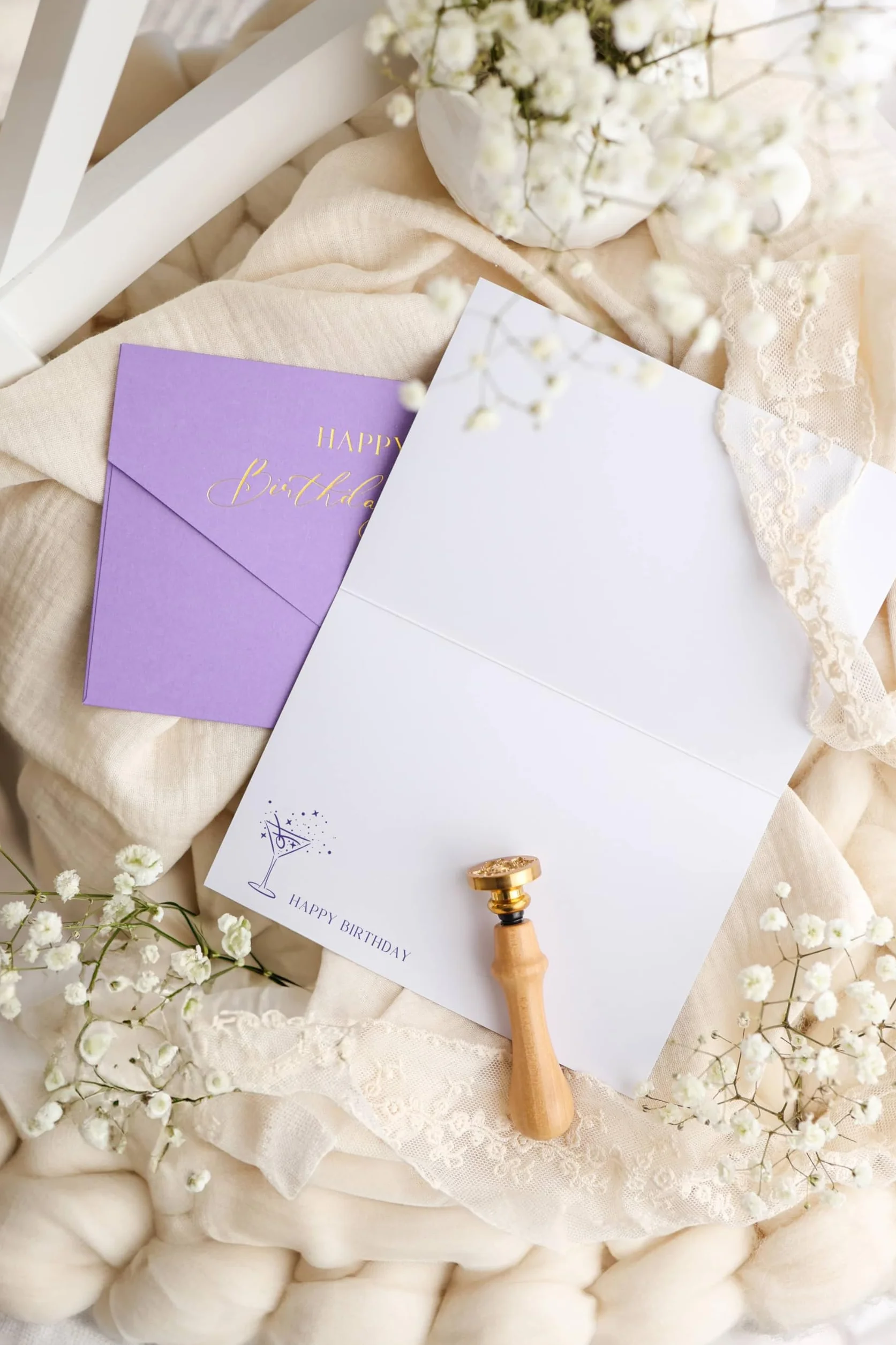 Carte anniversaire 60 ans femme élégante avec illustration florale martini et enveloppe pastel