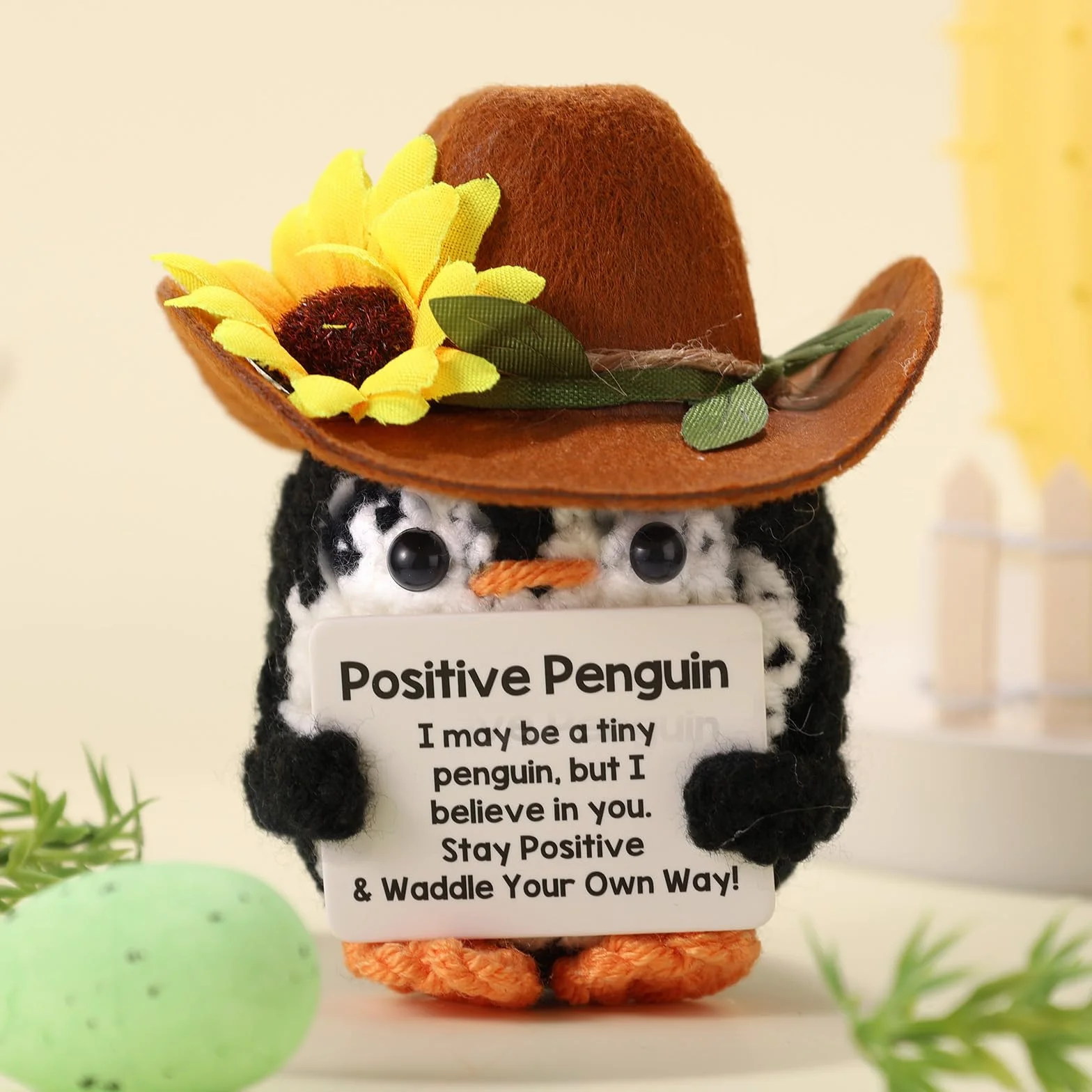 Crochet Pingouin Positif Fait Main avec Chapeau de Cowboy Poupée Inspirante Carte Édifiante Décoration Bureau
