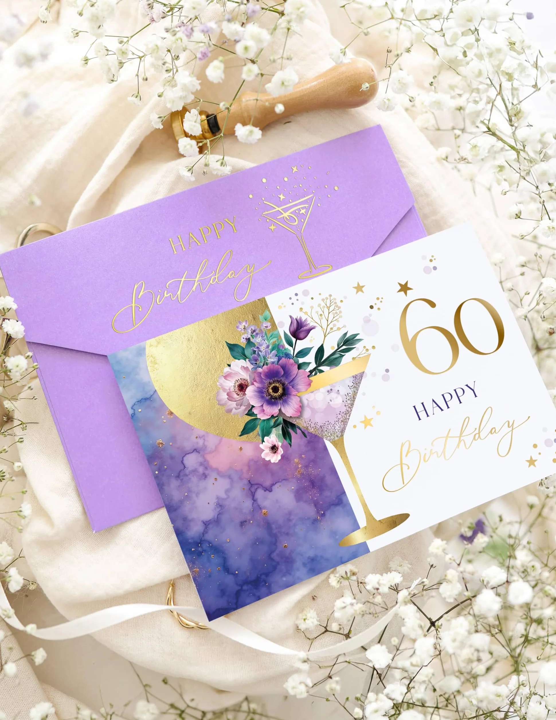 Carte anniversaire 60 ans femme élégante avec illustration florale martini et enveloppe pastel