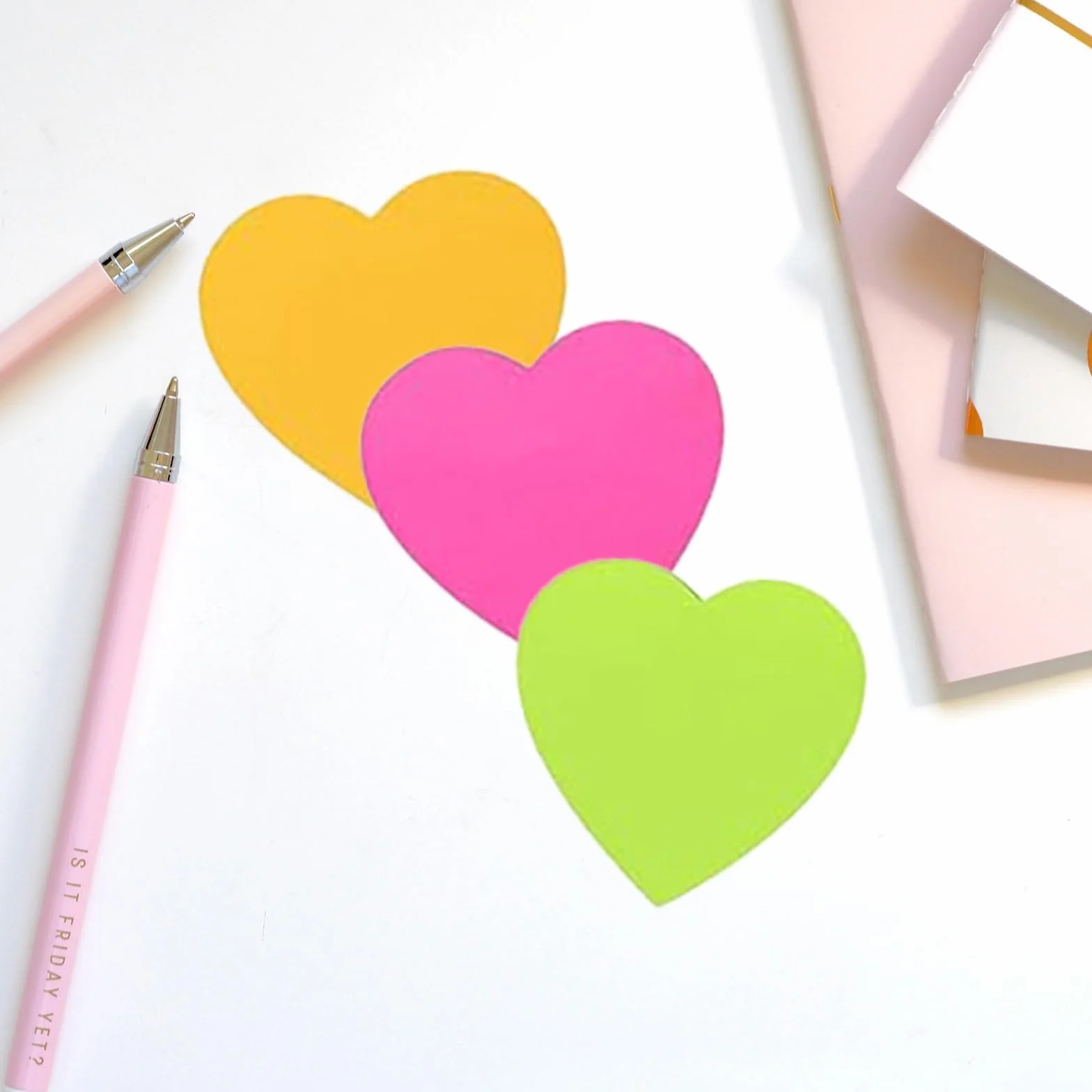 Autocollantes en Cœur 240 Pièces, 8 Couleurs Feuilles Forme De Coeur Auto-Adhésif Notes Adhésives Sticky Notes Repositionnables pour Bureau École (7cm)