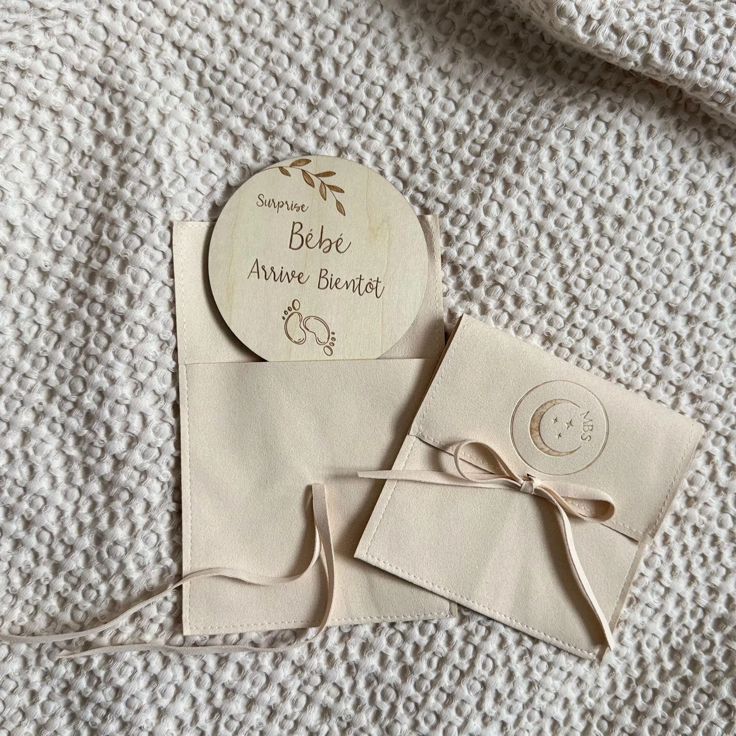 Moonbaby Surprise Bébé Arrive bientôt petits pieds, carte en bois annonce grossesse avec pochette