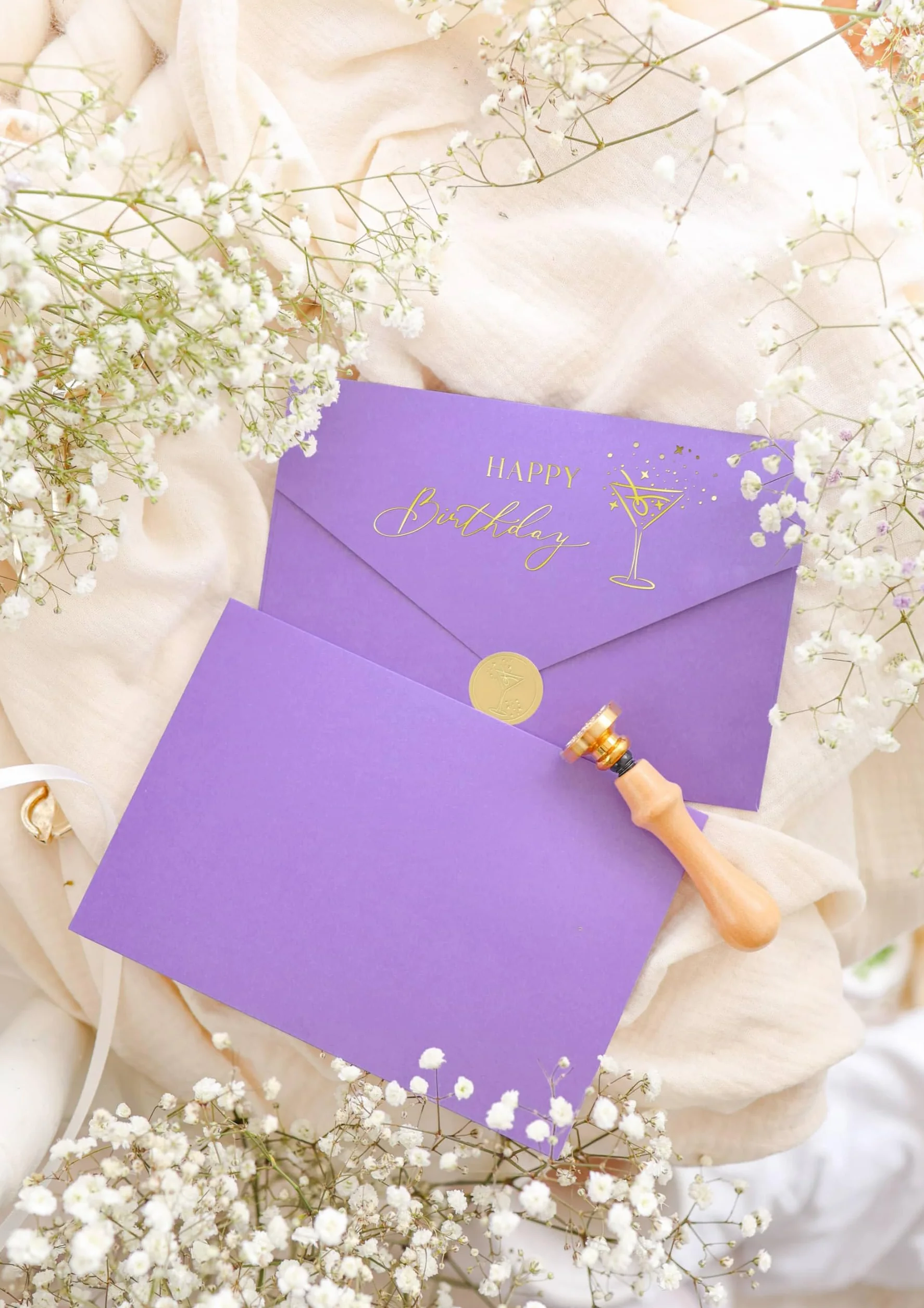 Carte anniversaire 60 ans femme élégante avec illustration florale martini et enveloppe pastel