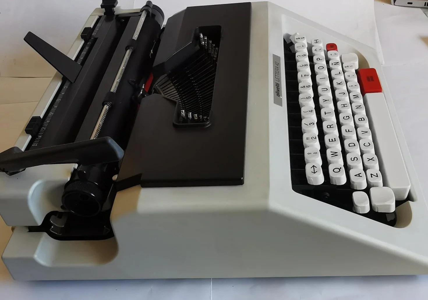 Olivetti Lettera 42 Machine à écrire vintage révisée
