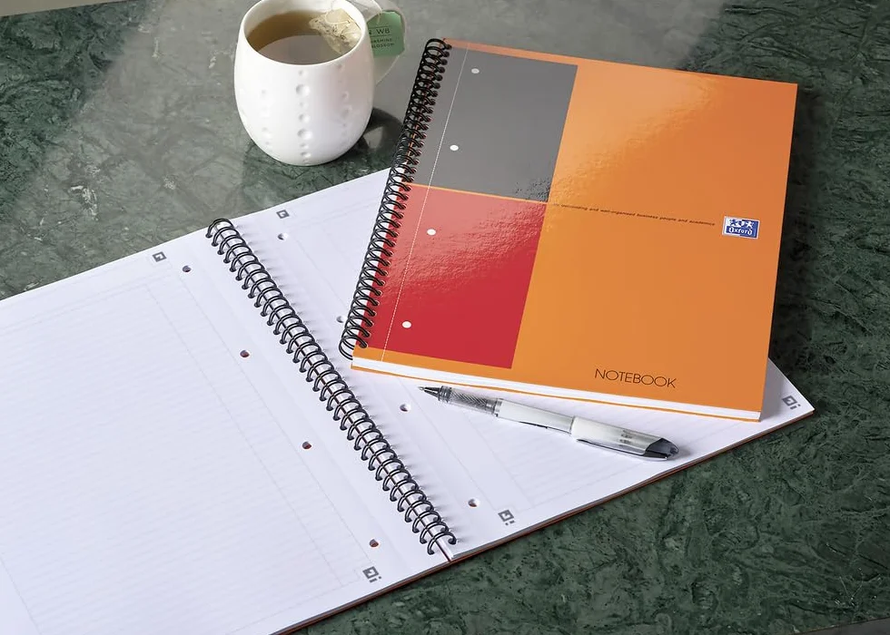 OXFORD Cahier International Notebook A4+ Ligné 6mm 160 Pages Reliure Intégrale Couverture Carte Orange