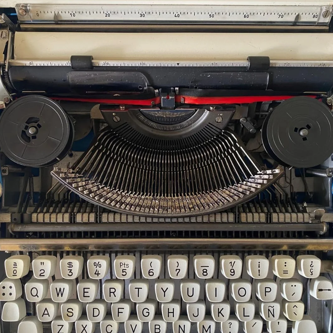 Machine à écrire vintage Olympia Traveller de luxe bleue clavier espagnol révisé fonctionnel collectionneurs