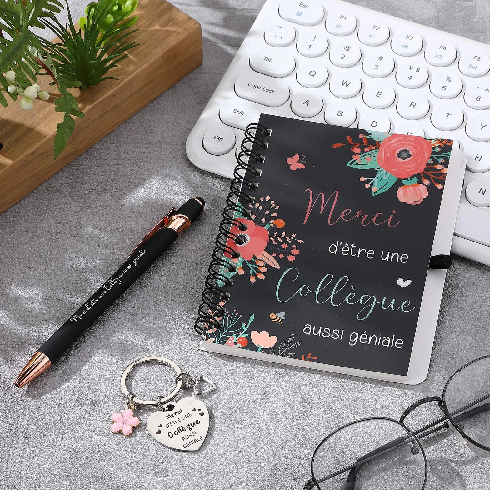 Sinmoe Cadeau pour Collègue Femme Set 3 Pièces Mini Carnet Spirale Stylo Noir Porte-Clé Fleur Départ Retraite