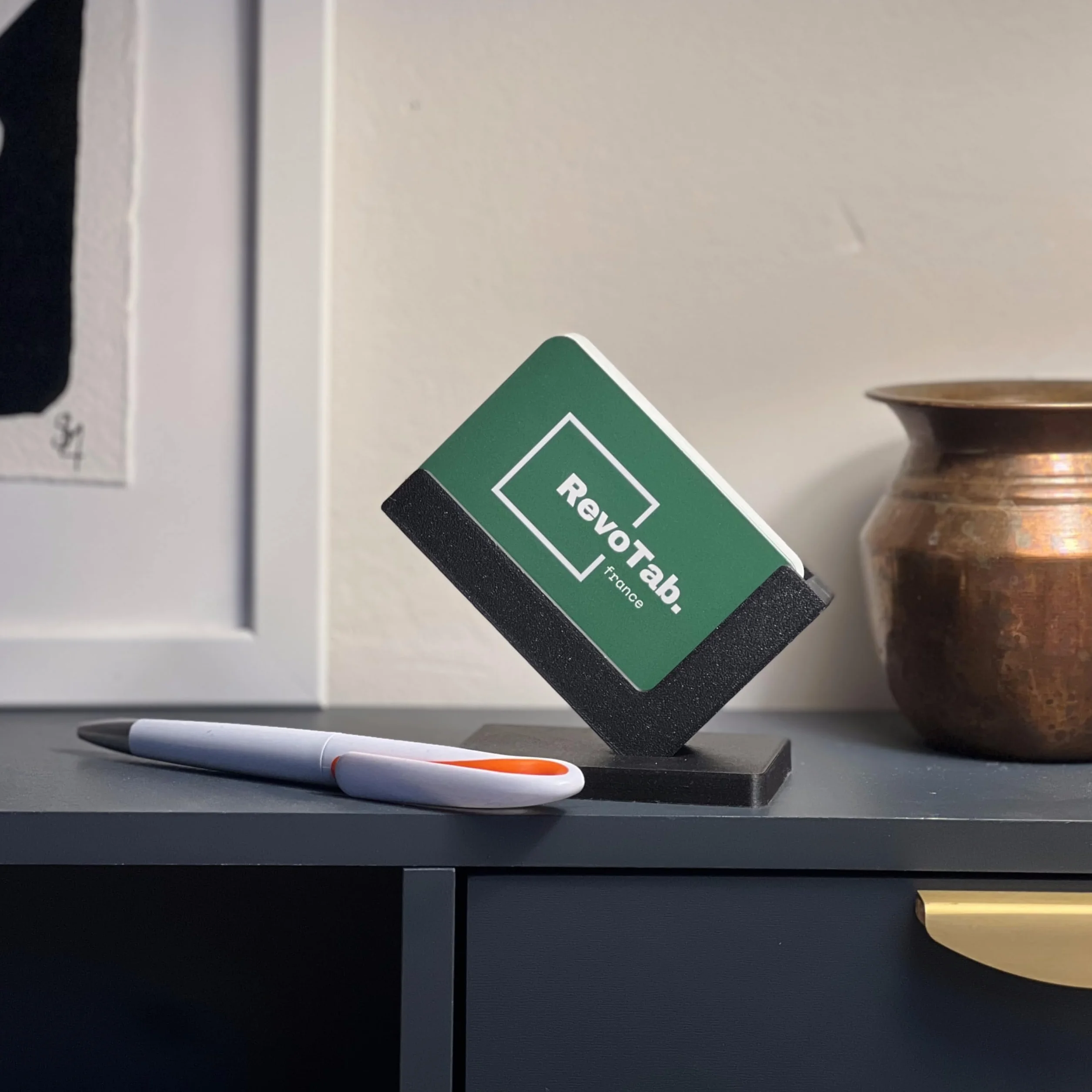 Porte Carte de Visite Incliné Professionnel - Support de Carte de Visite pour Bureau - Contient Jusqu'à 30 Cartes, Finition Mate