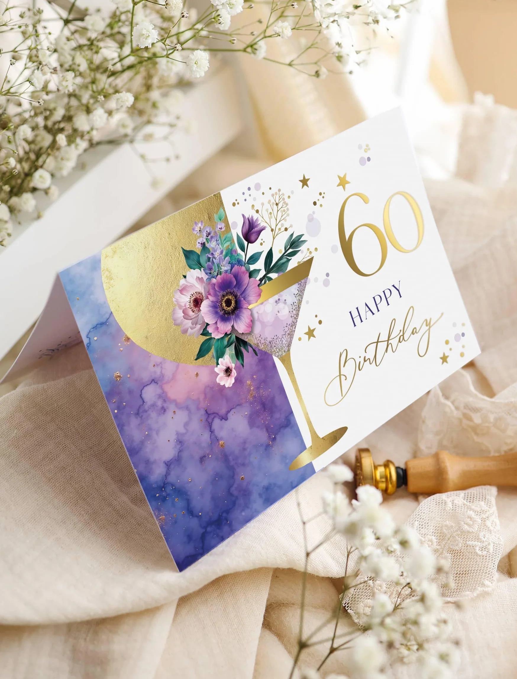 Carte anniversaire 60 ans femme élégante avec illustration florale martini et enveloppe pastel