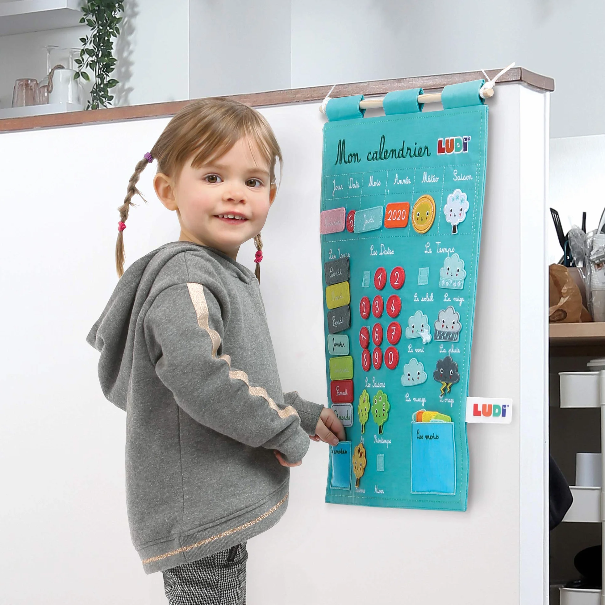 LUDI Calendrier éducatif bleu en tissu brodé 45 étiquettes amovibles à scratch 40 x 53 cm dès 3 ans