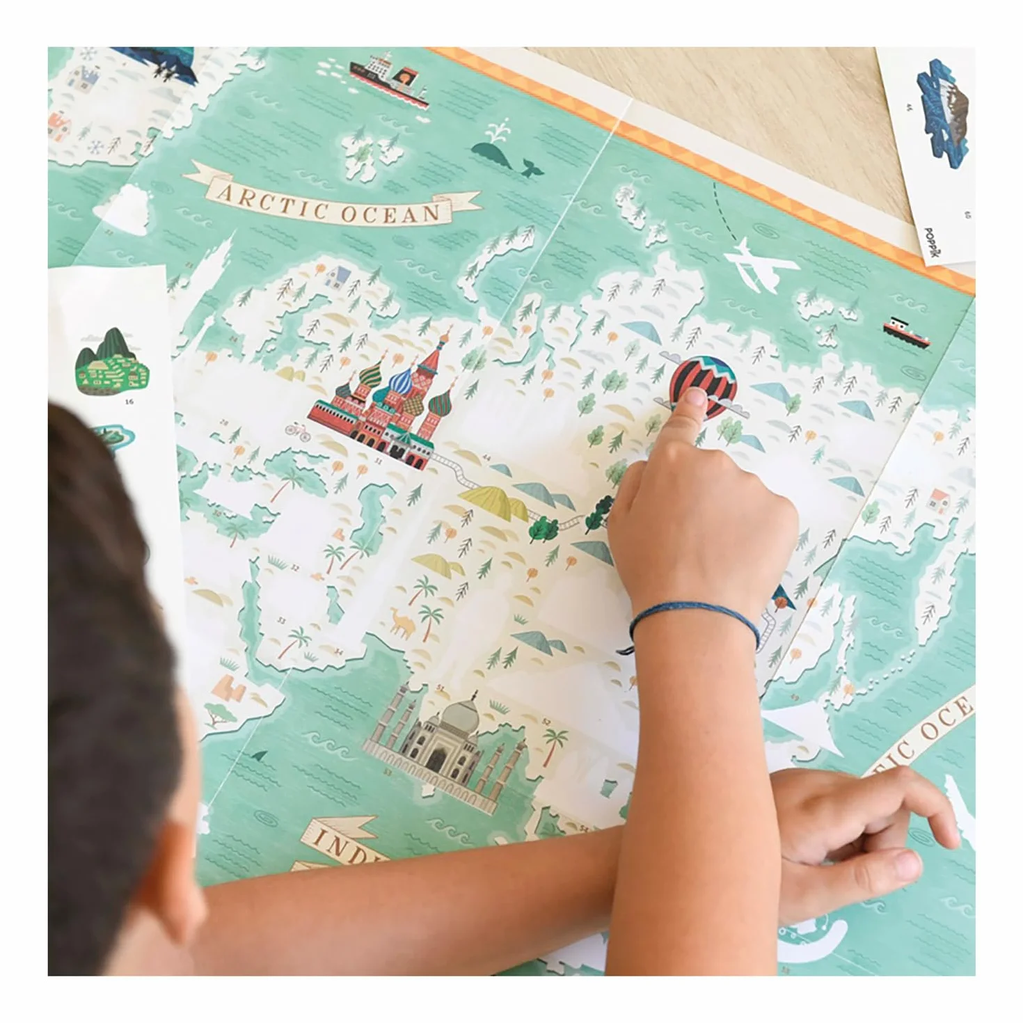 POPPIK Carte du Monde Multilingue Poster d'Apprentissage Interactif avec Autocollants Voyage du Monde 68 x 100 cm