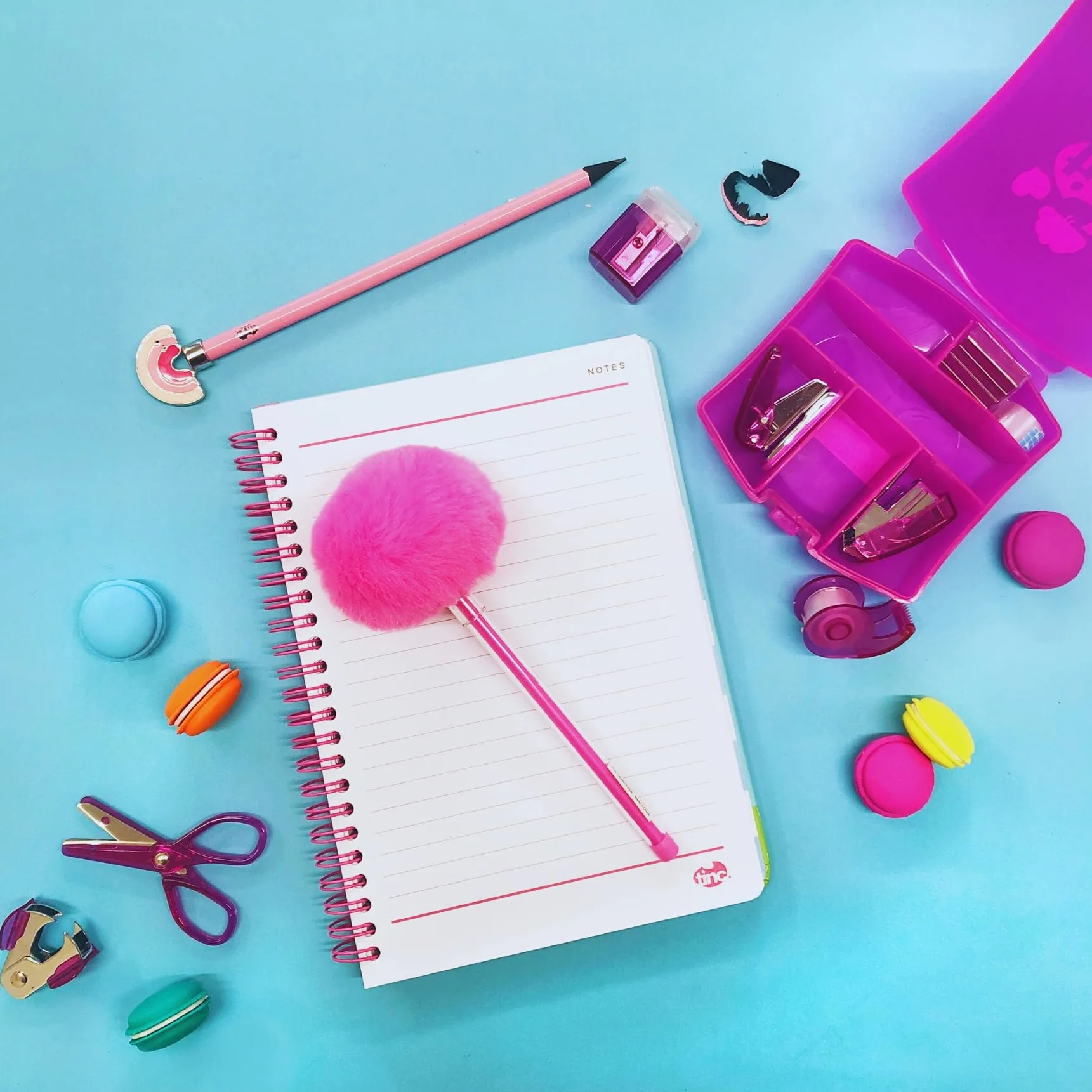 Mini Kit de Papeterie avec Agrafeuse, Ruban Adhésif, Ciseaux, Taille-crayon et Dégrafeuse - Fournitures de Bureau Compactes Rose
